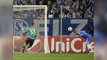 Torres scores two on 100th appearance as Chelsea thump Schalke
