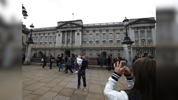Woman arrested trying to scale gates of Buckingham Palace, police says incident not 'terrorism-related'