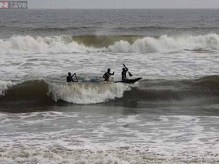 Cyclone Phailin: Paradip port shuts operations, clears vessels 