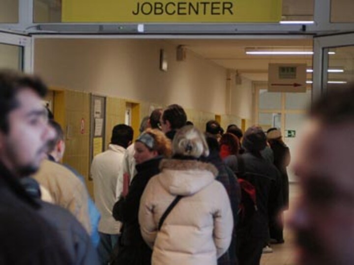 US unemployment numbers rise to 1,000 a week, near a six-year low