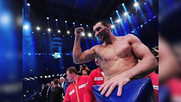 Vladimir Klitschko easily retains world heavyweight title