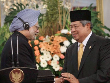 Prime Minister Manmohan Singh and Indonesian President Susilo Bambang Yudhoyono shake hands after their media statement at Merdeka Palace in Jakarta. PTI