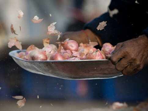 Mumbai man hires truck, purchases onions worth Rs 2.32L to ensure passage to village in Allahabad amid lockdown Mumbai man hires truck, purchases onions worth Rs 2.32L to ensure passage to village in Allahabad amid lockdown