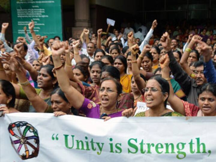 Seemandhra Congress leaders want high level panel to visit Andhra