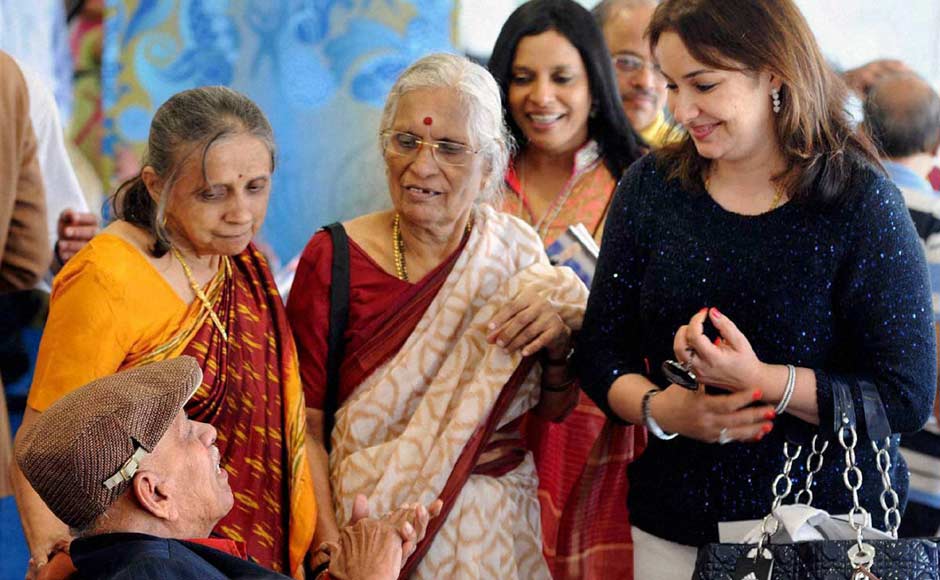 Tendulkar's coach and mentor Ramakant Achrekar(L) along with Tendulkar's wife Anjali and other family members. PTI