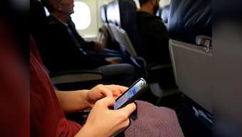 US regulators weigh permitting cellphone calls on planes 