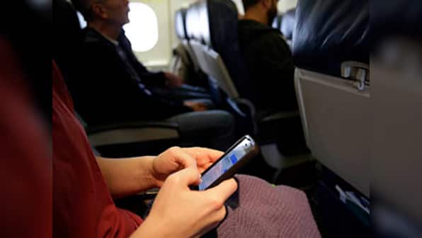 US regulators weigh permitting cellphone calls on planes 
