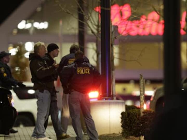 Suspect in New Jersey mall shooting found dead