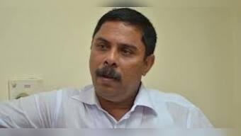 Snapped with criminal, Goa minister likens self to Shahrukh Khan