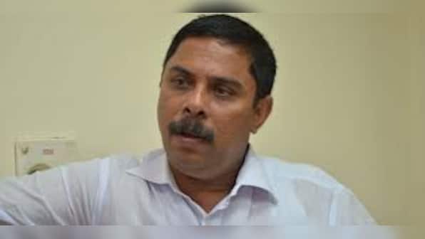 Snapped with criminal, Goa minister likens self to Shahrukh Khan