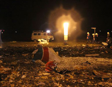 Russian investigators comb debris to find why plane crashed Russian investigators comb debris to find why plane crashed