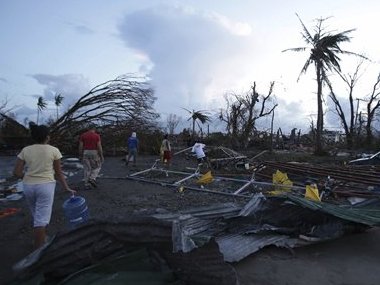 World governments, agencies begin major relief effort for typhoon Haiyan World governments, agencies begin major relief effort for typhoon Haiyan