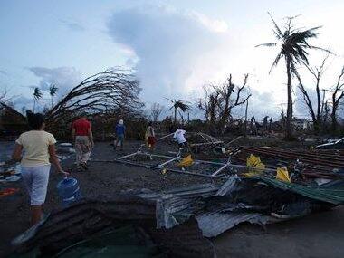 Haiyan aftermath: Obama calls Philippines president, promises support