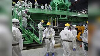 Fukushima plant: Workers start removing radioactive fuel rods 