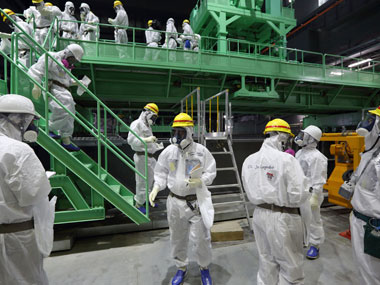 Fukushima plant: Workers start removing radioactive fuel rods Fukushima plant: Workers start removing radioactive fuel rods