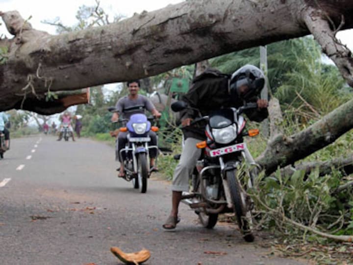 Cyclone Lehar approaches landfall, Andhra on high alert 