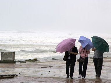 Typhoon Haiyan makes landfall in Vietnam Typhoon Haiyan makes landfall in Vietnam