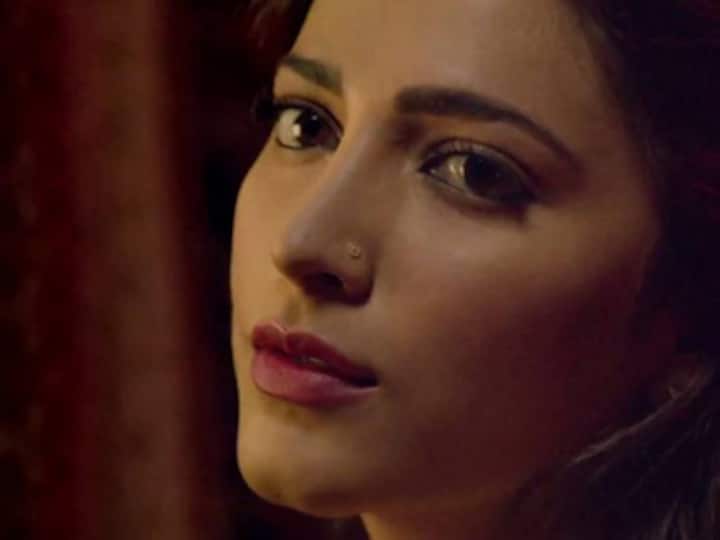 Stalker attempts to barge into Shruti Haasan's house, attack her Stalker attempts to barge into Shruti Haasan's house, attack her