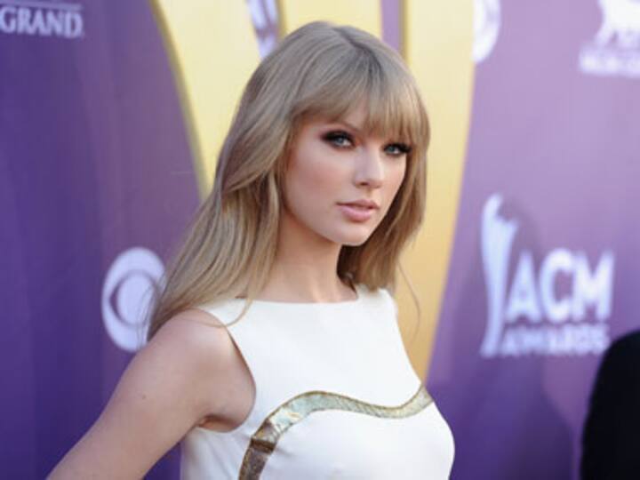 Taylor Swift wins AMA artist of the year award for the third time