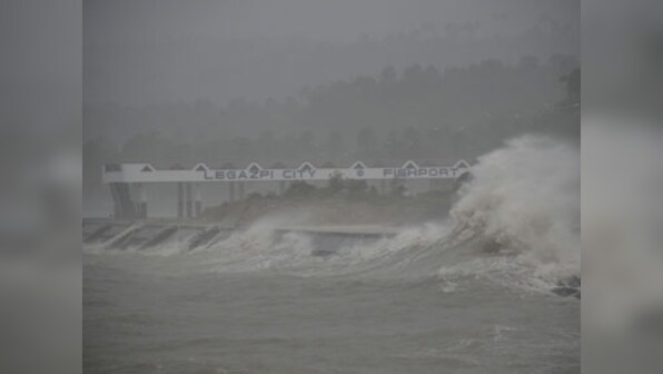 Typhoon Haiyan leaves 100 dead in Philippines