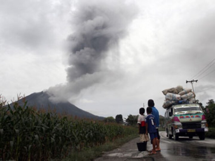 Mount Sinabung volacano erupts in Indonesia, 20,000 evacuated 