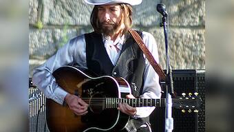 Bob Dylan's electric guitar sells for nearly $1 million 