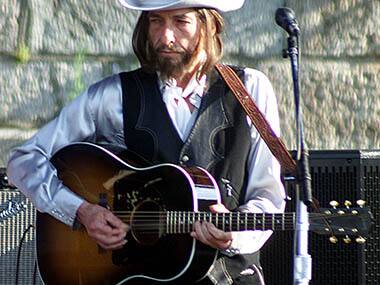 Bob Dylan's electric guitar sells for nearly $1 million 