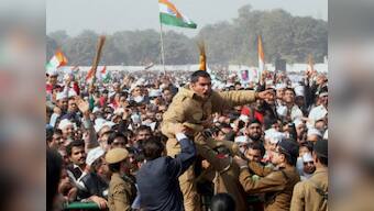 Cop suspended for show of enthusiasm at Kejriwal's swearing-in