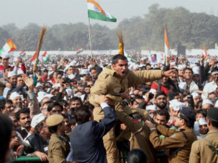 Cop suspended for show of enthusiasm at Kejriwal's swearing-in
