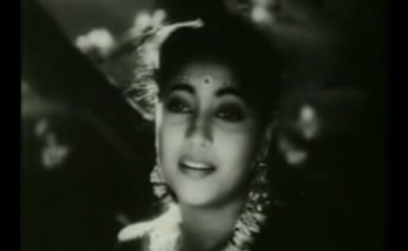 Images: The beautiful Suchitra Sen in Aandhi, Deep Jwele Jaai and