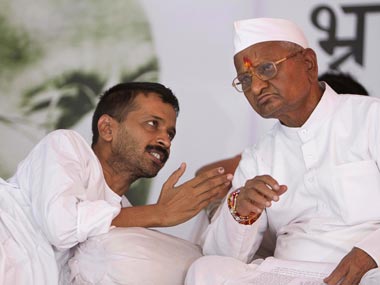 Kejriwal speaks to Anna, invites him to oath-taking ceremony Kejriwal speaks to Anna, invites him to oath-taking ceremony