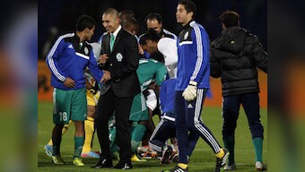 Raja shock Ronaldinho's team, then untie his shoes and beg for his shirt