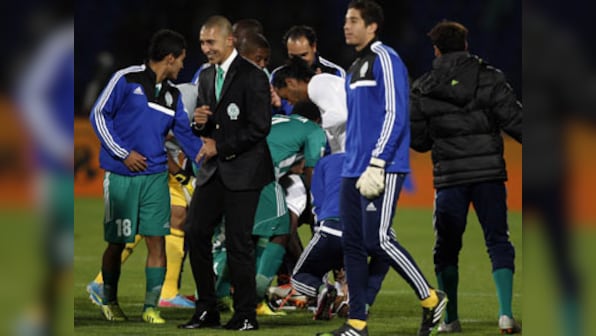 Raja shock Ronaldinho's team, then untie his shoes and beg for his shirt