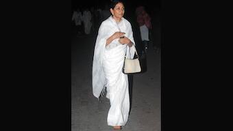 Images: Deepti Naval, Shabana Azmi and others at Farooq Shaikh's funeral 