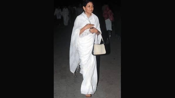 Images: Deepti Naval, Shabana Azmi and others at Farooq Shaikh's funeral 