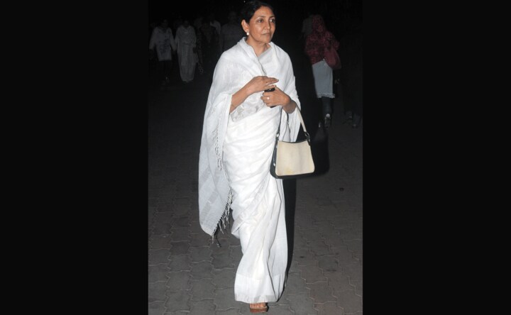 Images: Deepti Naval, Shabana Azmi and others at Farooq Shaikh's funeral 