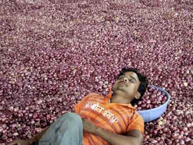 Govt cuts onion export floor price by more than half to $150/tn Govt cuts onion export floor price by more than half to $150/tn