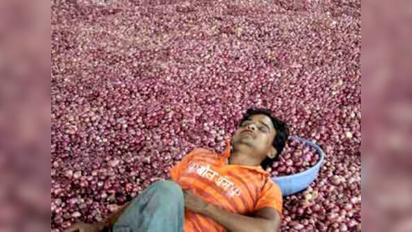Govt cuts onion export floor price by more than half to $150/tn