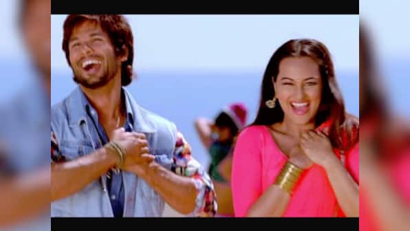A longtime sari wearer reacts to 'Sari Ke Fall Sa' from R...Rajkumar