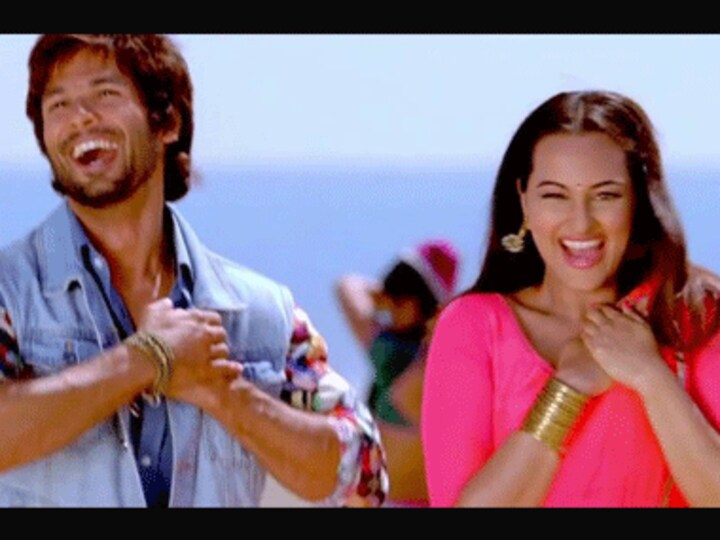 A longtime sari wearer reacts to 'Sari Ke Fall Sa' from R...Rajkumar