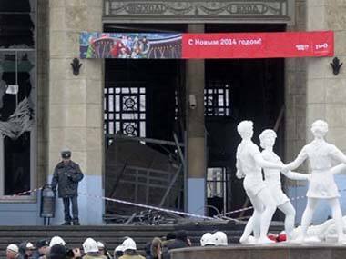 A police officer guards a main entrance to the Volgograd railway station. AP image