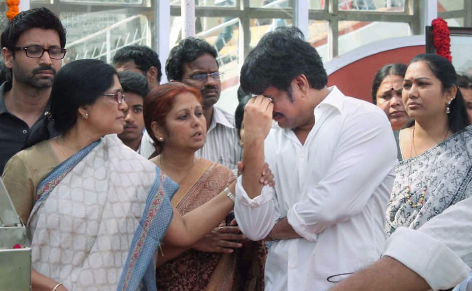 Telegu actor Nagarjuna along with relatives paying their last respect to legendary Telegu actor Akkineni Nageswara Rao who passed away at a hospital in Hyderabad on Wednesday. PTI