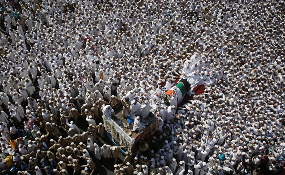 Dawoodi Bohra Muslims crowd around the vehicle carrying the body of their spiritual leader Syedna Mohamed Burhanuddin during his funeral procession in Mumbai January 18, 2014. At least 18 people died in a stampede in Mumbai early on Saturday after thousands gathered to mourn the death of the 102-year-old leader of a Muslim sect, a city official and television reports said. REUTERS