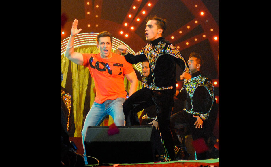 Photos: Salman, Madhuri, Alia perform at Saifai Mahotsav in UP Photos: Salman, Madhuri, Alia perform at Saifai Mahotsav in UP