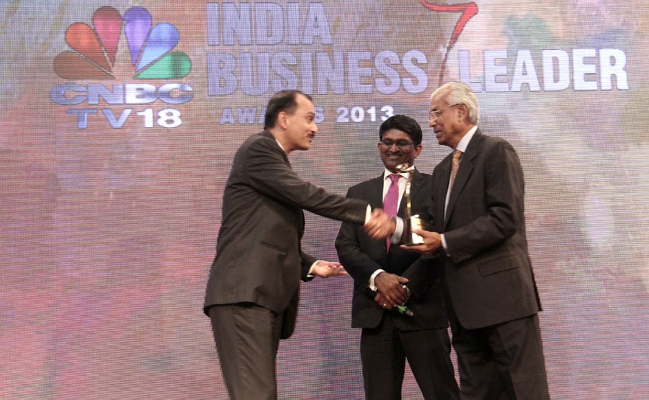 HUL President Nitin Paranjpe receives the outstanding business leader of the year award from mentor Dr Ashok Ganguly. HUL President Nitin Paranjpe receives the outstanding business leader of the year award from mentor Dr Ashok Ganguly.