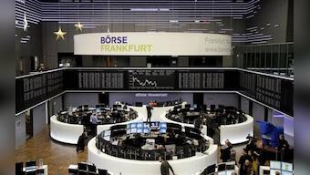 Dollar retains gains, stocks flat after Fed minutes