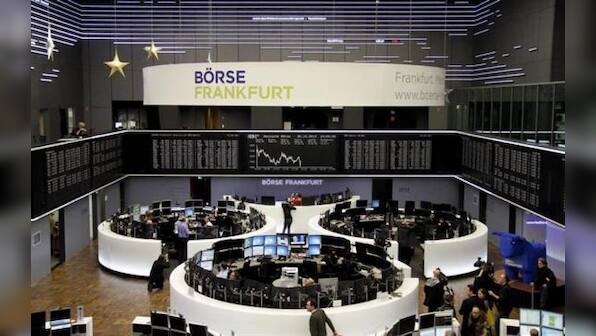 Dollar retains gains, stocks flat after Fed minutes