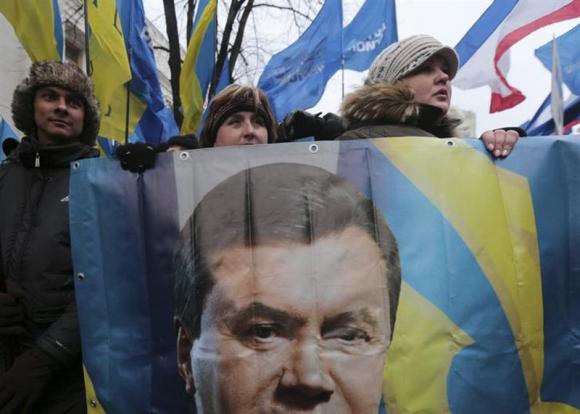 Options narrow for Yanukovich as Kiev heaves with violence Options narrow for Yanukovich as Kiev heaves with violence