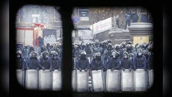 Ukraine opposition meets protesters; urges ceasefire