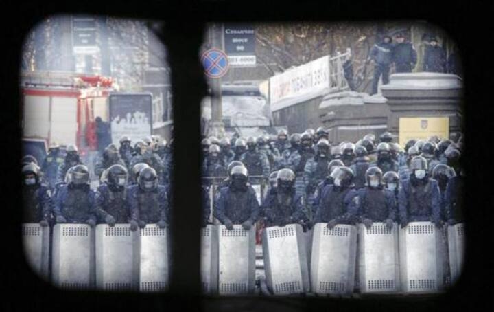 Ukraine opposition meets protesters; urges ceasefire